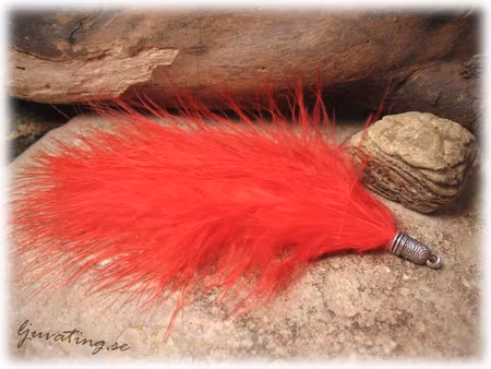 Buskig fjäder röd med rund metallhylsa ca 11x8 cm