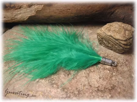 Buskig fjäder grön med rund metallhylsa ca 11x8 cm