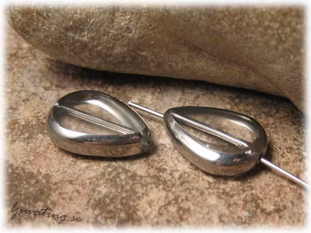 Droppe glaspärla med silverkant ca 16x12 mm