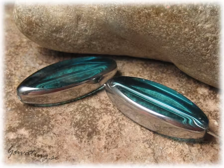 Stor turkos ellips med silverkant ca 30x13 mm