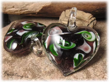 Glashänge hjärta plommonfärg med mönster ca 45 mm
