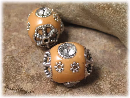 Kolabrun pärla med metalldetaljer och clear strass