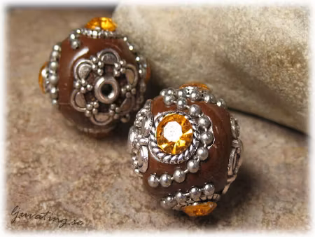 Chockladbrun med metalldetaljer och topaz strass