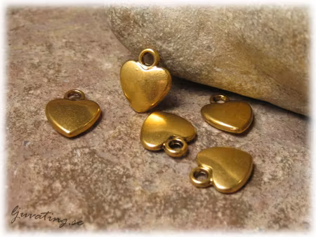 Berlock i metall litet hjärta antik guldf ca 10 mm