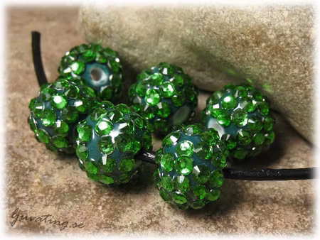 Glittrig pärla mörkgrön porslin med strass ca 14mm
