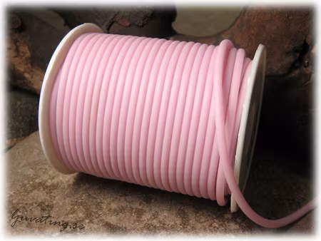 Ljuslila massiv rund gummislang tjocklek ca 3 mm