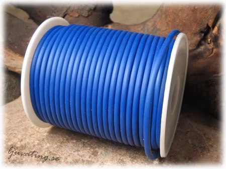 Djup mörkblå massiv rund gummislang tjocklek ca3mm