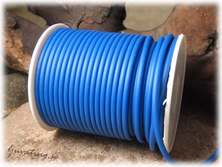 Mörkblå massiv rund gummislang tjocklek ca 3 mm