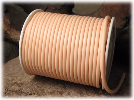 Ljus beige massiv rund gummislang tjocklek ca 3 mm