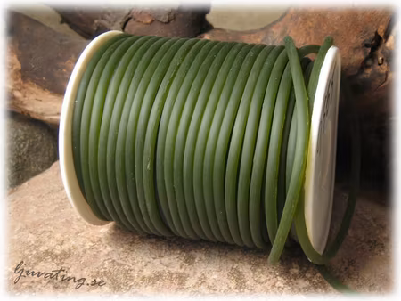 Mörk grön massiv rund gummislang tjocklek ca 3 mm