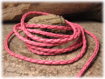 Mörkrosa flätat band läderimitation tjocklek ca3mm