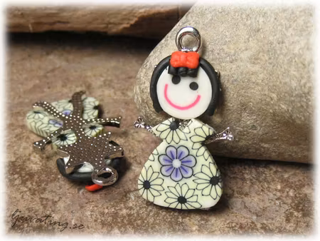 Berlock docka i fimo grön klänning ca 27x18 mm