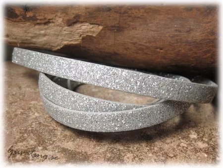 Silverglittrigt platt band fuskläder bredd ca 7 mm