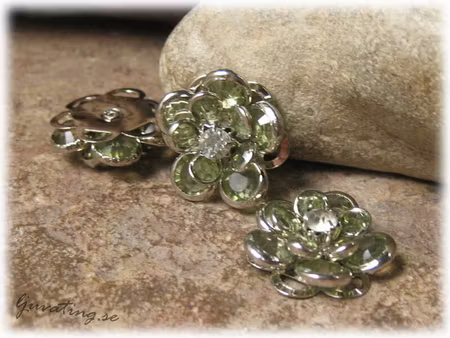 Blomma connector med grön strass 18 mm