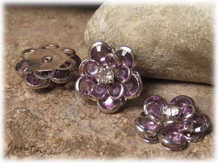 Blomma connector med lila strass 18 mm