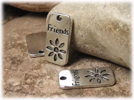 Berlock bricka i metall text Friends ca 23x13 mm