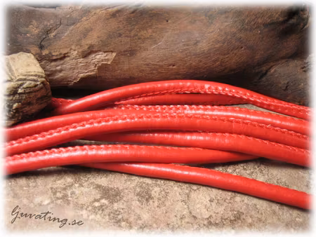 Röd läderimitation med söm tjocklek ca 5 mm