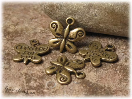 Berlock fjäril i bronsfärg med text ca 13x13 mm