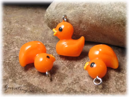 Berlock orange anka i syntetmaterial ca 20x16 mm