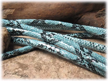 Ljusblå orm läderimitation med söm tjocklek ca 5mm