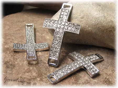 Kraftigt kors med clear strass ca 41x24 mm