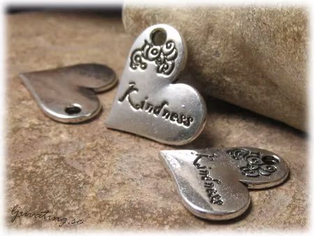Berlock hjärta med text Kindness ca 21x20 mm