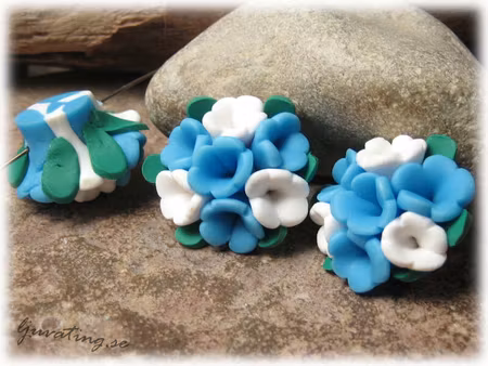 Fimopärla vit blå flerblommig blomma ca 25x15 mm
