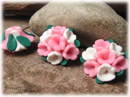 Fimopärla vit rosa flerblommig blomma ca 25x15 mm