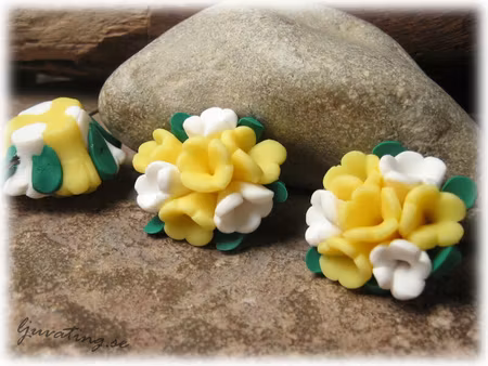 Fimopärla vit gul flerblommig blomma ca 25x15 mm