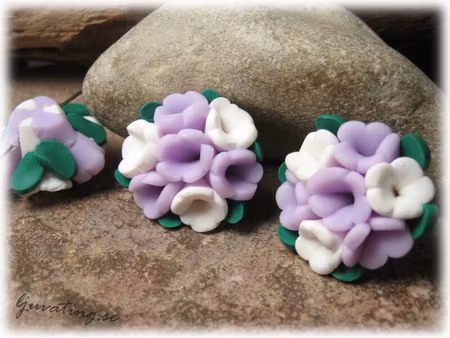 Fimopärla vit lila flerblommig blomma ca 25x15 mm