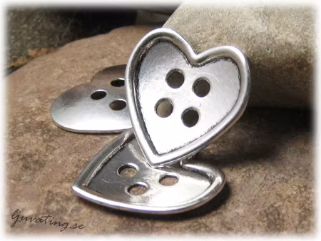 Stor knapp hjärta med 4 hål ca 34x32 mm