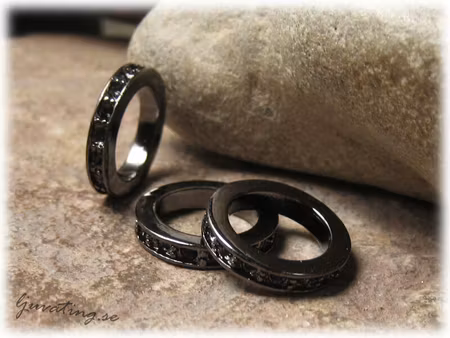 Sluten ring med strassmönster svart ca 16 mm