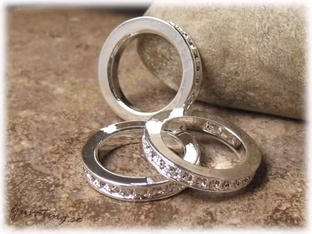 Sluten ring med strassmönster ca 12 mm