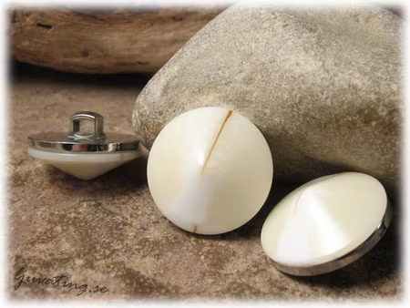 Knapp i syntet antikvit pyramid ca 21 mm