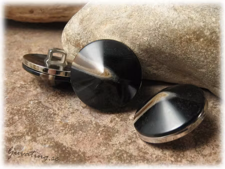 Knapp i syntet svartbrun pyramid ca 21 mm