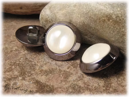 Knapp i syntet antikvit med ram ca 22 mm