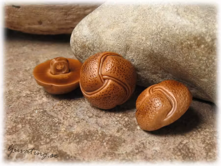 Knapp i syntet brun med fotbollskänsla ca 17 mm