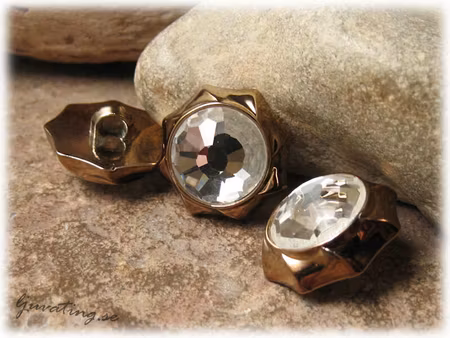 Knapp i syntet clear antikguld åttakantig ca 20 mm