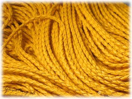 Gult flätat band läderimitation tjocklek ca3mm