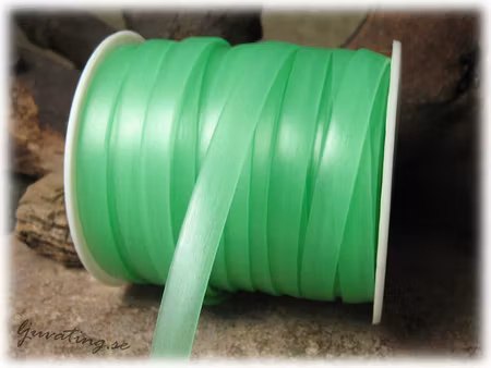 Platt grönt band i gummi 1 meter bredd ca 8 mm