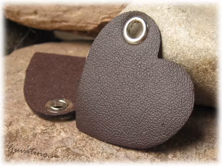 Hänge mörkbrunt hjärta i fuskläder 36x36 mm