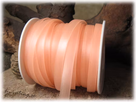 Platt aprikos band i gummi 1 meter bredd ca 8 mm