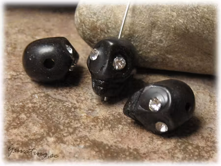 Döskalle i howlite svart med strassögon ca 12x10mm