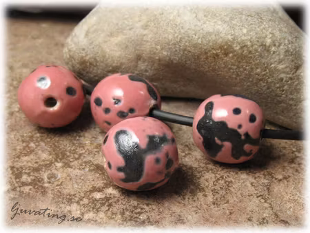 Rund pärla i keramik gammelrosa med svart ca 16 mm