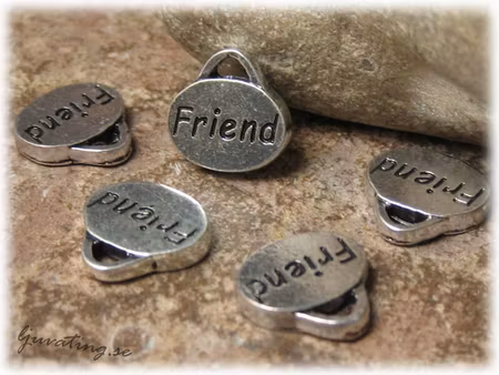 Berlock oval med text Friend 11x11 mm