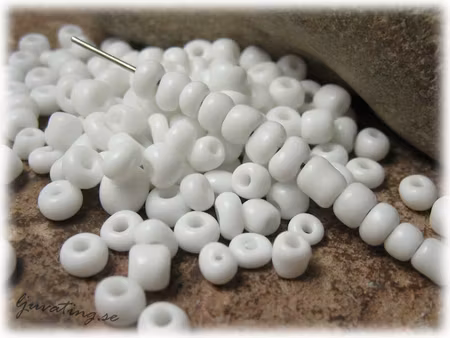 Seed beads vit opak  i glas 6/0 ca 4 mm