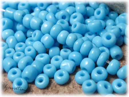 Seed beads opak ljusblå storlek  8/0 ca 3 mm