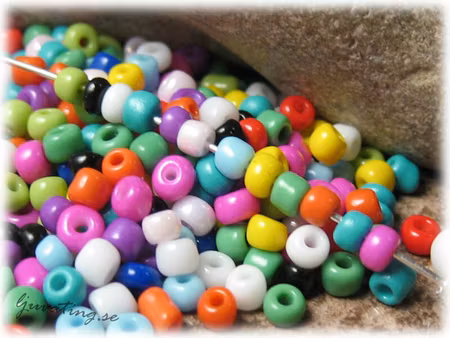 Seedbeads i glas opak mixade färger  8/0 ca 3 mm