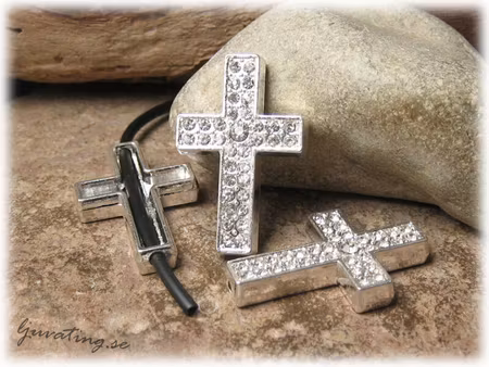 Slider silverfärgat kors med dubbla rader strass