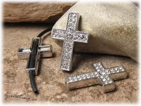 Slider platinafärgat kors med dubbla rader strass